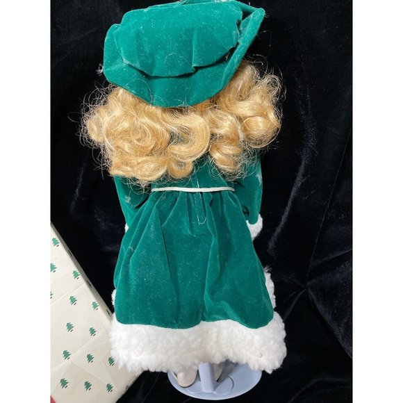 Two Porcelain Winter Dolls blonde in Green and brunette in Red 16” EUC - Picture 8 of 16